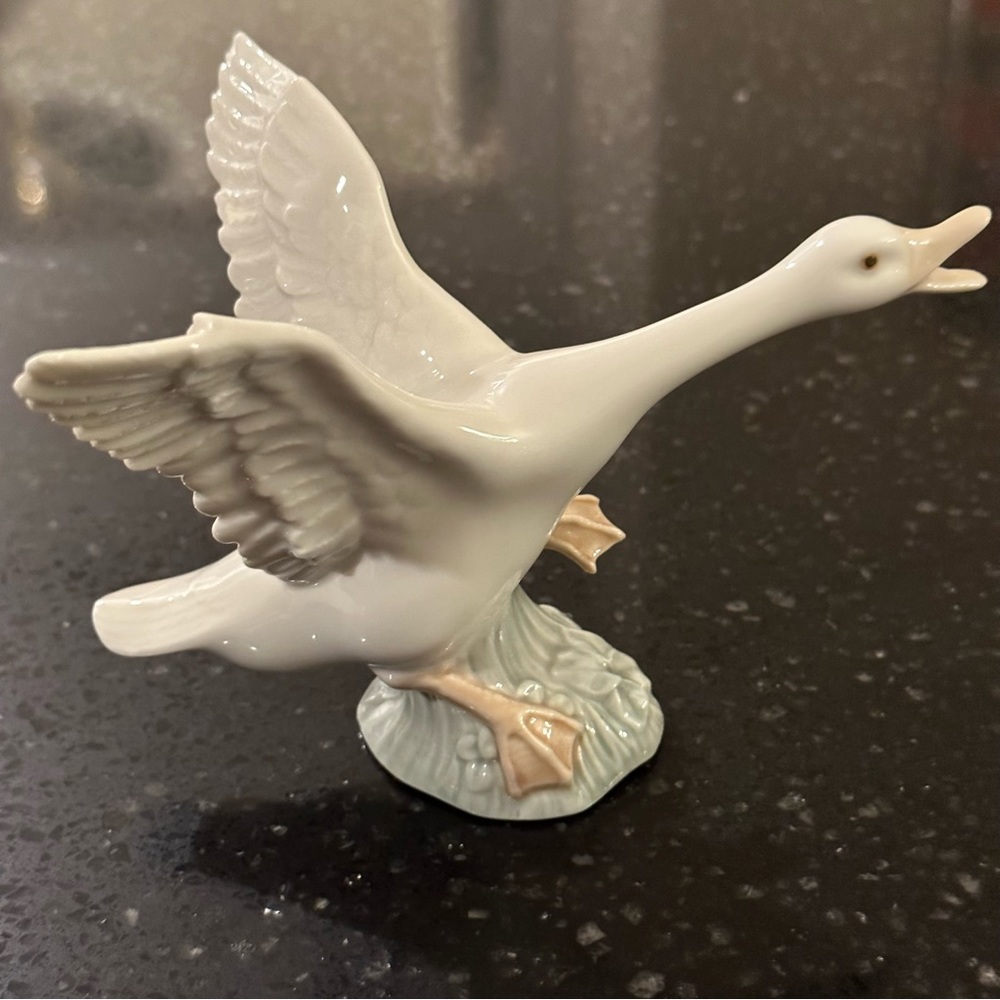 Lladro Swan Figurine